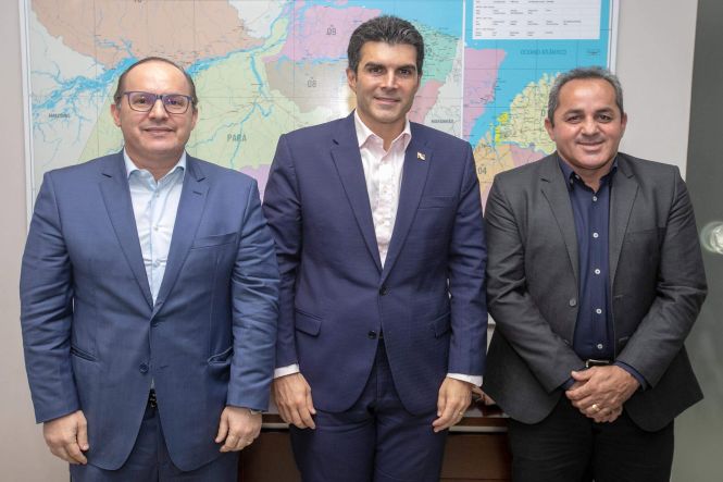 Prefeitos e lideranças do PSD do Pará solicitaram o apoio do governo do Estado para investimentos nas áreas da educação, infraestrutura, saúde e segurança. As demandas foram apresentadas ao governador Helder Barbalho nesta quinta-feira (25), durante várias audiências, no Palácio do Governo, em Belém, com a presença do presidente do Partido Social Democrático (PSD) no Pará, Helenilson Pontes.

FOTO: MARCO SANTOS / AGÊNCIA PARÁ
DATA: 25.04.2019
BELÉM - PARÁ <div class='credito_fotos'>Foto: Marco Santos / Ag. Pará   |   <a href='/midias/2019/originais/67d33127-b61d-4949-b5ab-ddf0dc59b0df.jpg' download><i class='fa-solid fa-download'></i> Download</a></div>