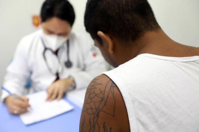 Em coletiva realizada na manhã desta terça-feira (15), na Unidade Básica de Saúde do Complexo Penitenciário de Santa Izabel, o governador do estado, Helder Barbalho garantiu que todos os internos do sistema penitenciário do Pará serão cadastrados no processo de biometria. O objetivo é permitir a devida identificação civil e administrativa para impedir a duplicidade de registros e facilitar a identificação de presos que não têm sequer documentação. A ação faz parte da Operação Opus, coordenada pela Susipe e que encerra nesta quinta-feira (17).

FOTO: MARCO SANTOS/AGÊNCIA PARÁ
DATA: 16.01.2019
BELÉM - PARÁ
 <div class='credito_fotos'>Foto: Marco Santos / Ag. Pará   |   <a href='/midias/2019/originais/681ae668-cb0f-4ab7-af6b-c6cfda9cbe81.jpg' download><i class='fa-solid fa-download'></i> Download</a></div>