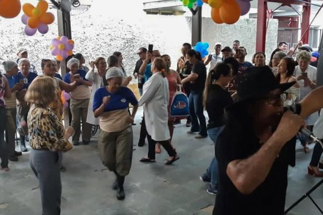 Café da manhã, massagem, práticas integrativas e muita música surpreenderam e alegraram os pacientes que aguardavam consultas no ambulatório do Hospital Ophir Loyola, em Belém, na manhã desta quarta-feira (15). 

FOTO: ASCOM / OPHIR LOYOLA
DATA: 16.05.2019
BELÉM -PARÁ <div class='credito_fotos'>Foto:  Ascom / Ophir Loyola   |   <a href='/midias/2019/originais/6841c89e-4396-4510-a773-fba872eab990.jpg' download><i class='fa-solid fa-download'></i> Download</a></div>