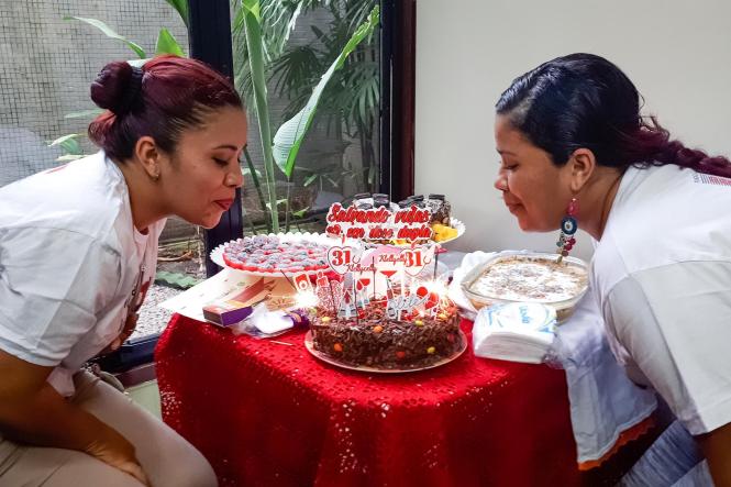A sede da Fundação Centro de Hemoterapia e Hematologia do Pará (Hemopa) teve um dia bem especial com a comemoração solidária do aniversário das irmãs gêmeas, Klellycelly (direita) Pompeu Rodrigues e Klellyelly  (esq) da Rosa Pompeu. <div class='credito_fotos'>Foto: Divulgação   |   <a href='/midias/2019/originais/6860e584-fa4b-4214-8774-fc5a05b59e85.jpg' download><i class='fa-solid fa-download'></i> Download</a></div>