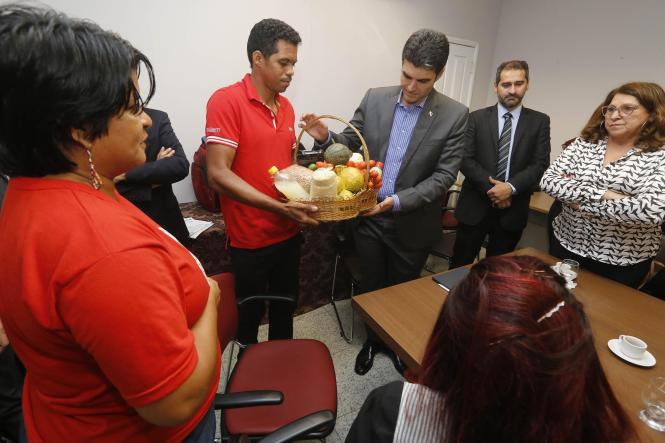 O chefe do Executivo Estadual recebeu, no início da noite desta terça-feira (16), no Palácio do Governo, em Belém, representantes do Movimento dos Trabalhadores Rurais Sem Terra (MST), acompanhado por secretários e representantes de diversos órgãos do Estado envolvidos com as questões agrárias, e determinou imediatamente a criação do grupo.

FOTO: MARCELO SEABRA / AGÊNCIA PARÁ
DATA: 17.04.2019
BELÉM - PARÁ <div class='credito_fotos'>Foto: Marcelo Seabra / Ag. Pará   |   <a href='/midias/2019/originais/68783463-f6dc-4231-a4c1-aaf4de604b92.jpg' download><i class='fa-solid fa-download'></i> Download</a></div>