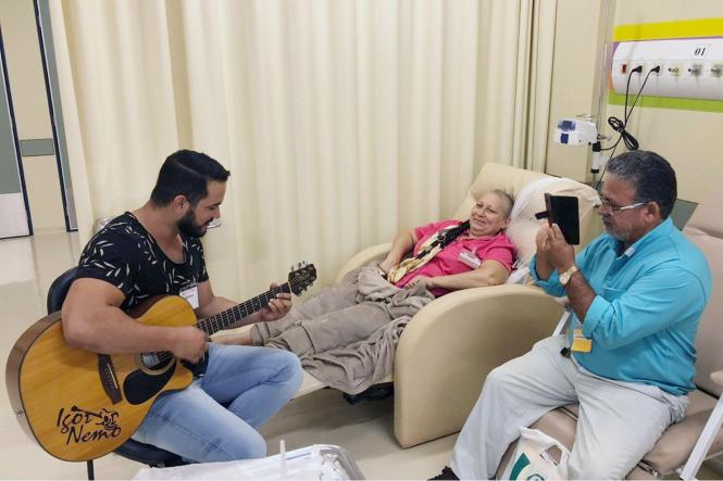 A musicoterapia é destaque dentro da programação do Março Lilás, campanha de combate ao câncer uterino, na Unidade de Alta Complexidade em Oncologia Dr. Vítor Moutinho (Unacon), em Tucuruí, no sudeste paraense. A terapia é oferecida por meio de parcerias, entre elas, do cantor Igor Nemo, que levou  alegria e descontração aos pacientes atendidos na unidade.

FOTO: DIVULÇAÇÃO
DATA: 21.03.2019
TUCURUÍ - PA <div class='credito_fotos'>Foto: Divulgação   |   <a href='/midias/2019/originais/688c5c1b-18a6-4f44-8b05-0b585ef0e722.jpg' download><i class='fa-solid fa-download'></i> Download</a></div>