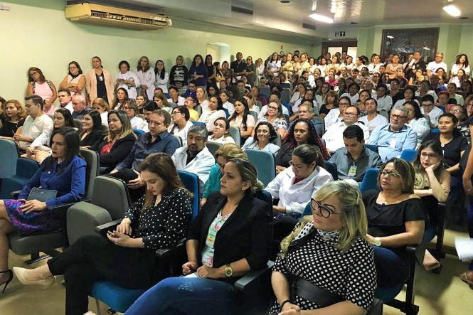 Manoel Eduardo Amoras Gonçalves foi empossado presidente da Fundação Santa Casa de Misericórdia do Pará, na quarta-feira (9), durante cerimônia, no auditório do Hospital. Eduardo Amoras, como é mais conhecido, tem boa parte de sua carreira dentro da Santa Casa, onde é servidor concursado há 26 anos. Especialista em cirurgia pediátrica, cirurgia pediátrica urológica e cirurgia pediátrica oncológica, o médico vem atuando como chefe do serviço de cirurgia pediátrica e é também supervisor da residência médica em Cirurgia Pediátrica.

FOTO: ASCOM SANTA CASA
DATA: 10.01.2019
BELÉM - PARÁ <div class='credito_fotos'>Foto: Ascom Santa Casa   |   <a href='/midias/2019/originais/689d45ef-a531-4fe5-ae89-e191273f8c9e.jpg' download><i class='fa-solid fa-download'></i> Download</a></div>