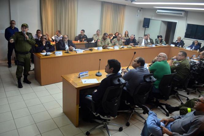 Para garantir a segurança e a tranquilidade dos torcedores do Remo e Paysandu, que jogam pelo Campeonato Paraense de Futebol (Parazão) no próximo domingo (17), foi estabelecido um esquema de ações em reunião nesta quarta-feira (13). As estratégias foram definidas entre a Secretaria de Estado de Segurança Pública e Defesa Social do Pará (Segup), órgãos da segurança estadual, municipal e Ministério Público do Estado (MPE).

FOTO: ELIELSON MODESTO / ASCOM SEGUP
DATA: 13.02.2019
BELÉM - PARÁ <div class='credito_fotos'>Foto: Elielson Modesto / Ascom Segup   |   <a href='/midias/2019/originais/689deb3f-0a4c-4e0e-aa41-c34e707b7f2a.jpg' download><i class='fa-solid fa-download'></i> Download</a></div>