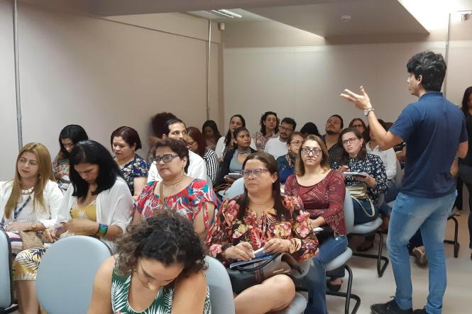 A manhã desta sexta-feira (22) foi marcada pela participação de técnicos da Secretaria de Estado de Assistência Social, Trabalho, Emprego e Renda (Seaster) na capacitação promovida pelo Unicef em parceria com a Alto Comissariado das Nações Unidas para os Refugiados (ACNUR) no escritório da ONU, em Belém. A capacitação teve como objetivo nivelar e aprimorar o atendimento aos migrantes venezuelanos da etnia Warao na capital e fortalecer o trabalho realizado entre os órgãos estaduais, municipais e organização civil com os refugiados.

FOTO: ASCOM / SEASTER
DATA: 22.02.2019
BELÉM - PA <div class='credito_fotos'>Foto: ASCOM / SEASTER    |   <a href='/midias/2019/originais/68aa5a71-737b-4dd6-b443-80e9735b11f0.jpg' download><i class='fa-solid fa-download'></i> Download</a></div>