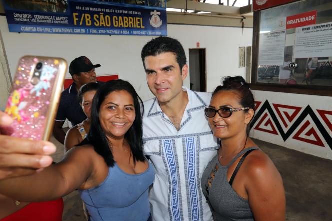 O governador Helder Barbalho visitou, neste domingo (20), o arquipélago do Marajó. Ele desembarcou em Salvaterra, por volta das 9h, e foi direto para o Porto do Camará, principal porta de entrada e saída dessa região, onde inspecionou a estrutura do local ao lado do diretor técnico da Secretaria de Estado de Transportes (Setran), João Renato Aguiar, e do prefeito de Salvaterra, Valentim Oliveira. 

FOTO: MARCO SANTOS/AGÊNCIA PARÁ.
DATA: 20.01.2019
SALVATERRA - PARÁ
 <div class='credito_fotos'>Foto: Marco Santos / Ag. Pará   |   <a href='/midias/2019/originais/68afa5fe-c79b-4b38-89d0-b2370a149bc7.jpg' download><i class='fa-solid fa-download'></i> Download</a></div>