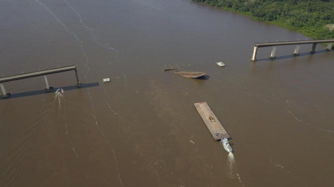 A balsa com equipamentos da Piacentini do Brasil, empresa italiana, com expertise em construções marítimas e fluviais, chegou ao local do desmoronamento da ponte do rio Mojú, no quilometro 48 da Alça Viária, nesta quarta-feira (10), por volta de 15h, mas seu corpo de engenharia decidiu iniciar a movimentação dos destroços da embarcação e de quase 3 mil toneladas de escombros somente no dia seguinte, em função da maré alta.

FOTO: MAYCON NUNES / AGÊNCIA PARÁ
DATA: 10.04.2019
BELÉM - PARÁ <div class='credito_fotos'>Foto: Maycon Nunes / Ag. Pará   |   <a href='/midias/2019/originais/68ea638e-a21f-449d-8fe2-cfa0a6dc0bd8.jpg' download><i class='fa-solid fa-download'></i> Download</a></div>