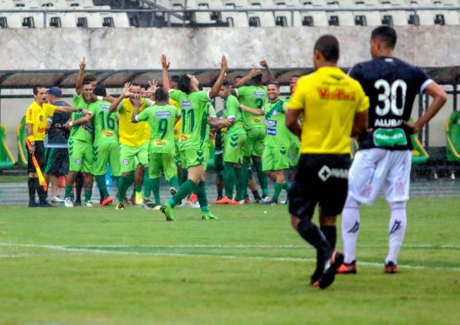 Mais de 10 mil pessoas fizeram a festa no primeiro jogo da final do Campeonato Paraense de 2019, o “Banparazão”. Mesmo com a chuva, a partida entre as equipes do Independente e do Clube do Remo foi um belo espetáculo para todos que compareceram ao Estádio Olímpico do Pará, o Mangueirão, neste domingo (14). O Galo Elétrico levou a melhor com o placar de 1 a 0.

FOTO: RICARDO AMANAJÁS / AGÊNCIA PARÁ
DATA: 15.04.2019
BELÉM - PARÁ <div class='credito_fotos'>Foto: Ricardo Amanajás / Ag. Pará   |   <a href='/midias/2019/originais/690b0440-b562-4a31-8320-d527a85d2ffe.jpg' download><i class='fa-solid fa-download'></i> Download</a></div>