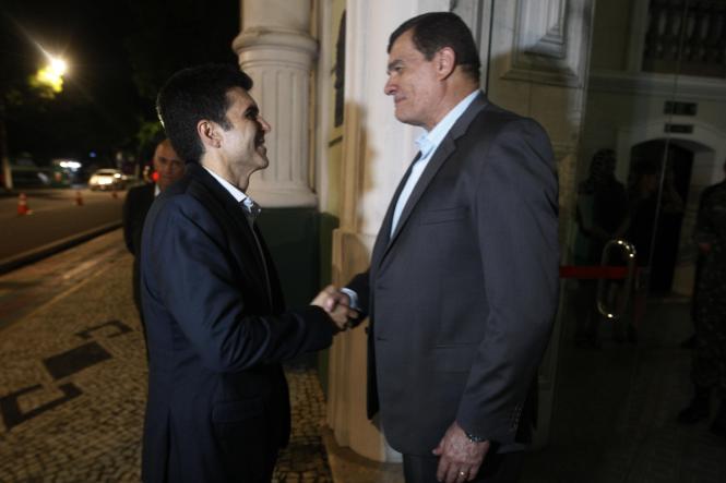 Depois de receber o Título Honorífico de Cidadão do Pará, concedido pelo Poder Legislativo, o General do Exército, Paulo Sérgio Nogueira de Oliveira, Comandante Militar do Norte (CMN) esteve, nesta segunda-feira (15), com o governador Helder Barbalho em um jantar alusivo ao Dia do Exército Brasileiro, realizado na sede do CMN, em Belém. 

FOTO: MARCELO SEABRA / AGÊNCIA PARÁ
DATA: 16.04.2019
BELÉM - PARÁ <div class='credito_fotos'>Foto: Marcelo Seabra / Ag. Pará   |   <a href='/midias/2019/originais/695c12cc-94fd-4fbd-8cdf-23555205a3a3.jpg' download><i class='fa-solid fa-download'></i> Download</a></div>