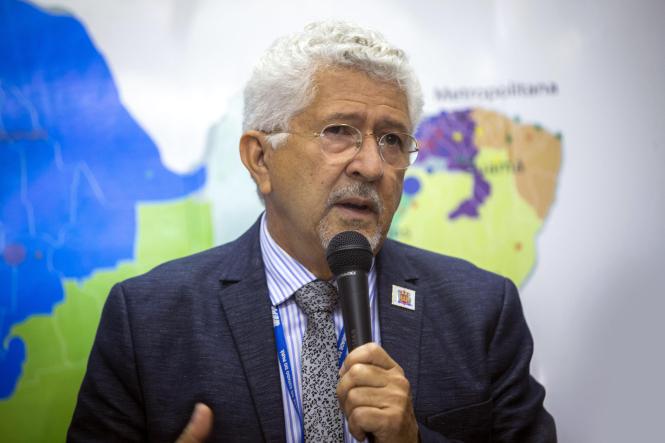 Em meio a batucadas, cores e brilhos, ficaram conhecidos os 3.650 aprovados no Processo Seletivo (Prosel) 2019 da Universidade do Estado do Pará (Uepa), na manhã desta sexta (25). No pátio da Reitoria, candidatos, pais, amigos e professores aguardavam ansiosos, junto às emissoras de rádio que fazem a leitura dos nomes.

FOTO: NAILANA THIELY / ASCOM UEPA
DATA: 25.01.2019
BELÉM - PARÁ <div class='credito_fotos'>Foto: Fernando Araújo/Ag. Pará   |   <a href='/midias/2019/originais/69671e62-0674-4885-b46e-7ce95a623234.jpg' download><i class='fa-solid fa-download'></i> Download</a></div>