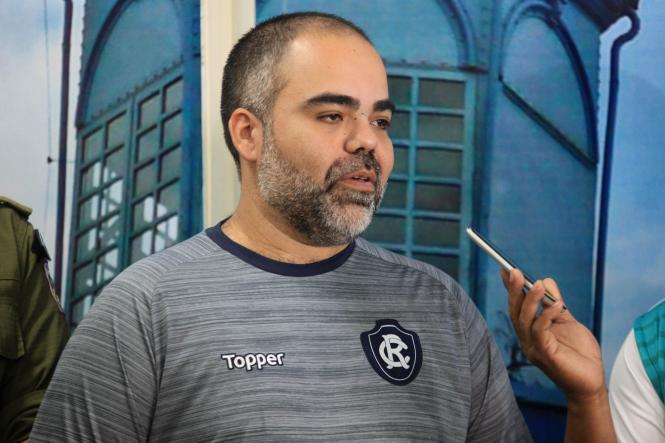 O Estádio Olímpico do Pará, o Mangueirão, será liberado de forma parcial a partir do próximo domingo (27), para a realização dos jogos do Pazarão 2019. A informação foi confirmada pelo Governo do Estado durante coletiva na manhã deste sábado (19). Na ocasião, também foi divulgado o resultado do laudo sobre o desabamento de parte da cobertura do estádio. O incidente ocorreu no último dia 9, quando uma placa de cerca de 50 centímetros desabou do teto, no lado A do estádio. Na foto, presidente do Remo, Fabio Bentes.

FOTO: SIDNEY OLIVEIRA/AGÊNCIA PARÁ
DATA: 19.01.2019
BELÉM - PARÁ
 <div class='credito_fotos'>Foto: Sidney Oliveira/Ag. Pará   |   <a href='/midias/2019/originais/69699a10-2e2a-4990-8bdf-ae0e1e3d1e43.jpg' download><i class='fa-solid fa-download'></i> Download</a></div>