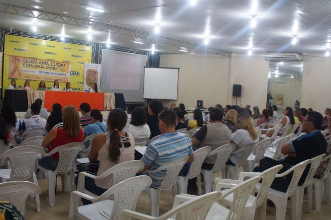 A Polícia Civil do Pará promoveu, na manhã desta sexta-feira (17), por meio da Diretoria de Atendimento a Grupos Vulneráveis (DAV), uma roda de conversa alusiva ao Dia Nacional de Combate ao Abuso e Exploração Sexual de Crianças e Adolescentes. Durante a programação, foram debatidas ações voltadas à prevenção e ao combate ao abuso e exploração sexual de crianças e adolescentes, no auditório da Secretaria Municipal de Educação (Semed) de Ananindeua, na Região Metropolitana de Belém, órgão parceiro do evento.

FOTO: ASCO / POLÍCIA CIVIL
DATA: 17.05.2019
BELÉM - PARÁ <div class='credito_fotos'>Foto: Ascom / Policia Civil   |   <a href='/midias/2019/originais/69754cbf-0489-4276-8cee-8e1de679dcab.jpg' download><i class='fa-solid fa-download'></i> Download</a></div>