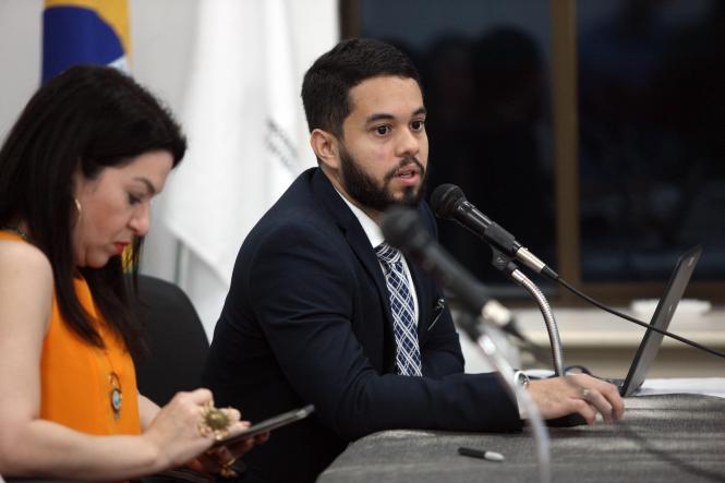 A Procuradoria Geral do Estado do Pará promoveu, na manhã desta sexta (25), uma reunião de integração com as unidades de consultoria jurídica da administração pública estadual. O evento ocorreu no auditório Edgar Olyntho Contente, na sede da PGE, e contou com a presença de procuradores do Estado, autárquicos e fundacionais; consultores jurídicos e advogados comissionados. Na foto, o procurador Gustavo Monteiro, coordenador da Procuradoria de Assessoramento Jurídico à Chefia do Poder Executivo.

FOTO: WAGNER SANTANA / AG. PARÁ
DATA: 25.01.2019
BELÉM - PARÁ <div class='credito_fotos'>Foto: Wagner Santana / Ag. Pará   |   <a href='/midias/2019/originais/69799b31-eab7-4ba9-8c02-cd54cf837bb6.jpg' download><i class='fa-solid fa-download'></i> Download</a></div>