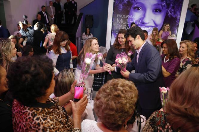 As mulheres paraenses contarão, durante todo o mês de março, com uma vasta programação promovida pelo Governo do Estado, voltada especificamente para elas. O programa “Mulher Paraense”, que reúne 85 iniciativas de órgãos estaduais em todas as regiões do Pará, pretende oferecer mais de sete mil atendimentos nas diferentes áreas de interesse do público feminino, como saúde, educação, oferta de crédito, empreendedorismo e garantia de direitos. O conjunto de ações integradas foi apresentado pelo governador do Estado, Helder Barbalho, no Palácio do Governo, na noite de sexta-feira (8), quando se comemorou o Dia Internacional da Mulher.

FOTO: MARCELO SEABRA / AGÊNCIA PARÁ
DATA: 09.03.2019
BELÉM - PARÁ <div class='credito_fotos'>Foto: Marcelo Seabra / Ag. Pará   |   <a href='/midias/2019/originais/69b770b3-c1f3-4a5e-a75f-e3e5ac0f1240.jpg' download><i class='fa-solid fa-download'></i> Download</a></div>