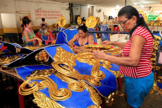 O carnaval de Belém vai atravessar a avenida e chegar também na telinha. Depois de 9 anos, a Cultura - Rede de Comunicação retoma a transmissão ao vivo, só que agora de forma integrada e com o sinal digital, dos desfiles das escolas de samba do Grupo Especial de Belém, neste sábado, dia 23 de fevereiro, na Aldeia Amazônica David Miguel. Quem por acaso não puder ver de pertinho, pode preparar a pipoca, reunir os amigos e se preparar para acompanhar todos os detalhes, seja pela TV, pelo YouTube ou pelas redes sociais. Serão 7 câmeras, 5 produtores de pista, 3 repórteres no meio do público - fazendo até vídeo-selfie - e da folia em meio a uma equipe de 50 pessoas que promete mostrar toda a beleza, emoção e grandeza do Carnaval paraense. A programação terá início às 19h e só sai do ar depois que a última escola fechar o desfile, por volta das 6h do domingo, 24.

 FOTO: RICARDO AMANAJAS / AGÊNCIA PARÁ
DATA: 19.02.2019
BELÉM - PA <div class='credito_fotos'>Foto: Ricardo Amanajás / Ag. Pará   |   <a href='/midias/2019/originais/6a11de52-dd3d-42da-9038-dedf3c9d7287.jpg' download><i class='fa-solid fa-download'></i> Download</a></div>