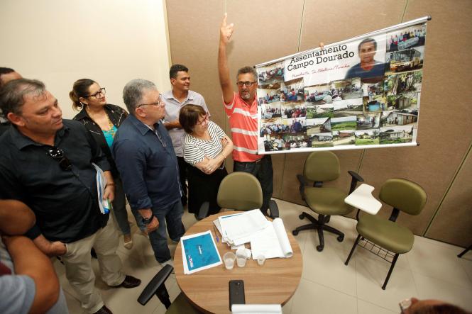 Prefeitos, vereadores e lideranças locais estiveram, na manhã desta quarta-feira (3), no Centro Regional de Governo, em Marabá, para apresentar demandas e problemas que atingem a região sul e sudeste do Pará. Desde reformas de escolas, transporte escolar, estradas e infraestrutura, até problemas de assentamentos e de licenciamentos ambientais foram descritos para secretários e dirigentes de órgãos públicos estaduais. O programa Governo Por Todo o Pará segue desde terça-feira (2), em Marabá e Parauapebas, levando a presença do Estado para as mais diversas regiões paraenses.

FOTO MAYCON NUNES / AGENCIA PARA
DATA 03.04.2019
MARABA - PARA <div class='credito_fotos'>Foto: Maycon Nunes / Ag. Pará   |   <a href='/midias/2019/originais/6a2845e2-286d-493c-8e38-f33acf582795.jpg' download><i class='fa-solid fa-download'></i> Download</a></div>