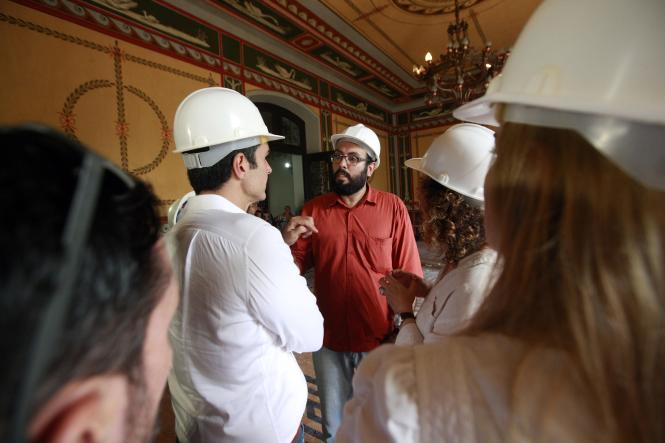 O Governo do Pará, por meio da Secretaria de Estado de Cultura (Secult), já autorizou abertura de processo para obra emergencial de restauro da parte estrutural do teto do Palácio Lauro Sodré, após o desabamento de parte do forro do Salão Histórico, nesta sexta-feira (25). Após o incidente no local, que abriga o Museu do Estado do Pará (MEP), também será iniciado um processo emergencial de revisão do sistema de prevenção e combate a incêndios de todos os prédios históricos sob a responsabilidade da Secult.

FOTO: FERNANDO ARAÚJO / AG. PARÁ
DATA: 25.01.2019
BELÉM - PARÁ <div class='credito_fotos'>Foto: Fernando Araújo/Ag. Pará   |   <a href='/midias/2019/originais/6a2da367-8a35-4983-8c48-6e084326febd.jpg' download><i class='fa-solid fa-download'></i> Download</a></div>