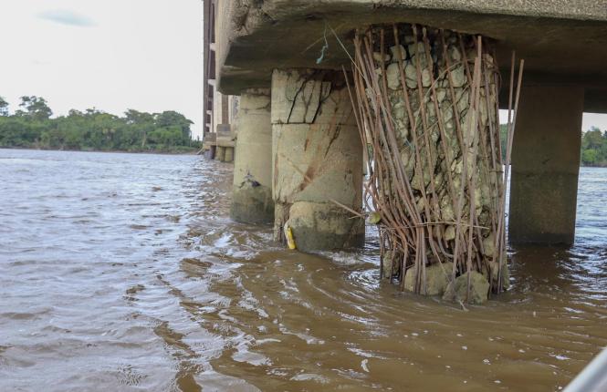 Acompanhado por secretários de Estado, deputados e técnicos da Secretaria de Estado de Trasportes (Detran), do Conselho Regional de Engenharia (Crea-PA) e do Corpo de Bombeiros, o governador Helder Barbalho vistoriou, na manhã deste sábado (26), a ponte Rio Moju, localizada no quilômetro 48 da Alça Viária. A estrutura, que é a segunda no sentido de quem vai de Moju para Belém, apresenta problemas de corrosão e de desgaste em pilares e estacas, além de uma dilatação um pouco maior do que o habitual entre dois blocos de concreto que compõem as pistas de rolamento. A situação tem preocupado moradores da área e usuários da ponte.

FOTO: MARCO SANTOS / AGÊNCIA PARÁ
BELÉM - PARÁ
DATA; 26.01.2019 <div class='credito_fotos'>Foto: Marco Santos / Ag. Pará   |   <a href='/midias/2019/originais/6a454a44-7346-4e62-bc66-11c439ddaaad.jpg' download><i class='fa-solid fa-download'></i> Download</a></div>