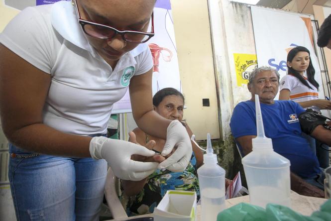 A Secretária de Saúde do Estado do Pará realizou, na manhã deste sábado (16), um evento voltado à comunidade do bairro da Terra Firme, em Belém. A ação social fez parte da programação da campanha Março Lilás, promovida pela Sespa durante este mês, no intuito de conscientizar mulheres sobre a prevenção do câncer de colo de útero.

FOTO: WAGNER SANTANA / AGÊNCIA PARÁ
DATA: 16.03.2019
BELÉM - PA
 <div class='credito_fotos'>Foto: Wagner Santana / Ag. Pará   |   <a href='/midias/2019/originais/6a5a24e1-db7f-4fdc-ba6d-5067bd930c68.jpg' download><i class='fa-solid fa-download'></i> Download</a></div>