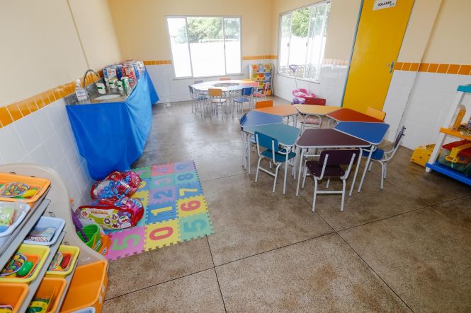 O município de Marituba, na Região Metropolitana de Belém (RMB), deverá ganhar, em breve, um complexo cultural, de lazer, turismo e negócios, a ser construído por meio de uma parceria entre a Prefeitura local e o governo do Estado. O primeiro passo para a implementação do projeto foi dado na tarde desta quarta-feira (17), quando o governo do Estado oficializou a cessão de uma área que pertencia à Empresa de Assistência Técnica e Extensão Rural do Estado (Emater-PA) para a gestão municipal. O ato contou com a participação do governador Helder Barbalho, de secretários estaduais e de representantes do município, que se reuniram no auditório da Emater, no KM-12 da Rodovia BR-316.

FOTO: MARCELO SEABRA ;/ AGÊNCIA PARÁ
DATA: 17.04.2019
MARITUBA - PARÁ <div class='credito_fotos'>Foto: Marcelo Seabra / Ag. Pará   |   <a href='/midias/2019/originais/6aea4842-e438-4622-9a20-6e2033f0009b.jpg' download><i class='fa-solid fa-download'></i> Download</a></div>