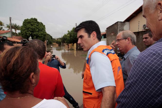 As famílias desabrigadas após as cheias dos rios Uraim e Paragominas, ocorridas no último sábado (23), no sudeste do Pará, receberam, neste domingo (24), a visita de uma comitiva do Governo do Estado. O chefe do Executivo estadual, Helder Barbalho, e o vice Lúcio Vale, foram até o município de Paragominas, atingido pelas fortes chuvas, e anunciaram a entrega, a partir da próxima quarta-feira (27), de 500 cestas básicas e kits de higiene.

FOTO: FERNANDO ARAÚJO / AG. PARÁ
DATA: 24.03.2019
PARAGOMINAS - PARÁ <div class='credito_fotos'>Foto: Fernando Araújo/Ag. Pará   |   <a href='/midias/2019/originais/6aea97f3-8c24-4e25-b8e3-1aa0c3017200.jpg' download><i class='fa-solid fa-download'></i> Download</a></div>