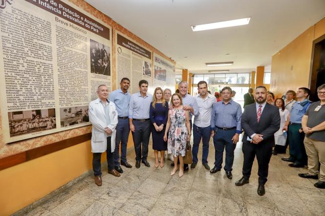 O governador do Estado e a primeira dama, Helder e Daniela Barbalho, consideraram inadequada e grave a situação estrutural e de atendimento do Hospital Ophir Loyola, durante visita na manhã desta terça-feira (12). A unidade de saúde é um centro de alta complexidade em oncologia no Pará e referência em neurocirurgia, nefrologia e transplantes. O hospital que realiza uma média de 3.500 atendimentos e de 325 internações mensais. Segundo Helder, que fez questão de estar presente para observar, ouvir e saber da realidade dos serviços de saúde para aqueles que necessitam do tratamento de combate ao câncer junto com seus familiares, a situação é dramática e inaceitável.

FOTO: MARCO SANTOS / AG. PARÁ
DATA: 12.02.2019
BELÉM - PARÁ <div class='credito_fotos'>Foto: Marco Santos / Ag. Pará   |   <a href='/midias/2019/originais/6afd775a-3d25-4107-a31d-e502327ad9d0.jpg' download><i class='fa-solid fa-download'></i> Download</a></div>