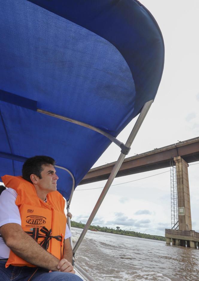 Acompanhado por secretários de Estado, deputados e técnicos da Secretaria de Estado de Trasportes (Detran), do Conselho Regional de Engenharia (Crea-PA) e do Corpo de Bombeiros, o governador Helder Barbalho vistoriou, na manhã deste sábado (26), a ponte Rio Moju, localizada no quilômetro 48 da Alça Viária. A estrutura, que é a segunda no sentido de quem vai de Moju para Belém, apresenta problemas de corrosão e de desgaste em pilares e estacas, além de uma dilatação um pouco maior do que o habitual entre dois blocos de concreto que compõem as pistas de rolamento. A situação tem preocupado moradores da área e usuários da ponte.

FOTO: MARCO SANTOS / AGÊNCIA PARÁ
BELÉM - PARÁ
DATA; 26.01.2019 <div class='credito_fotos'>Foto: Marco Santos / Ag. Pará   |   <a href='/midias/2019/originais/6b0168ef-d9b7-462a-91e4-6370658dfa57.jpg' download><i class='fa-solid fa-download'></i> Download</a></div>