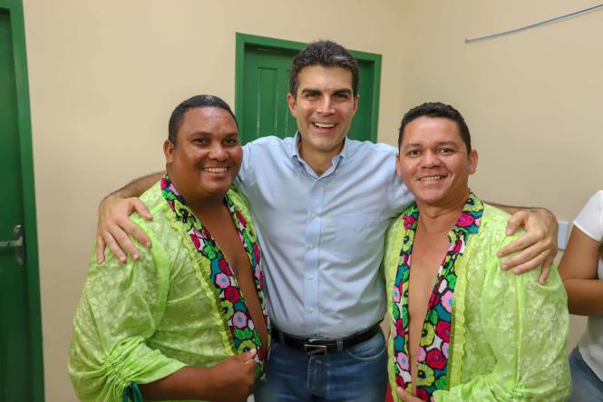 O governador do Pará, Helder Barbalho, e o vice-governador, Lúcio Vale, entregaram, no final da manhã deste sábado (16), 261 títulos de terra para produtores rurais de 18 municípios da região nordeste do Estado, reunidos na cidade de Moju. A solenidade ocorreu no Auditório Municipal Lourival Cristo, no Centro, na presença da prefeita Nilma Lima, vereadores, secretários de Estado, deputados estaduais, federais, e da população mojuense. 

FOTO: MARCO SANTOA / AGÊNCIA PARÁ
DATA: 16.03.2019
MOJU - PA <div class='credito_fotos'>Foto: Marco Santos / Ag. Pará   |   <a href='/midias/2019/originais/6b081c07-df6f-4abd-8ba1-da4077bfffef.jpg' download><i class='fa-solid fa-download'></i> Download</a></div>