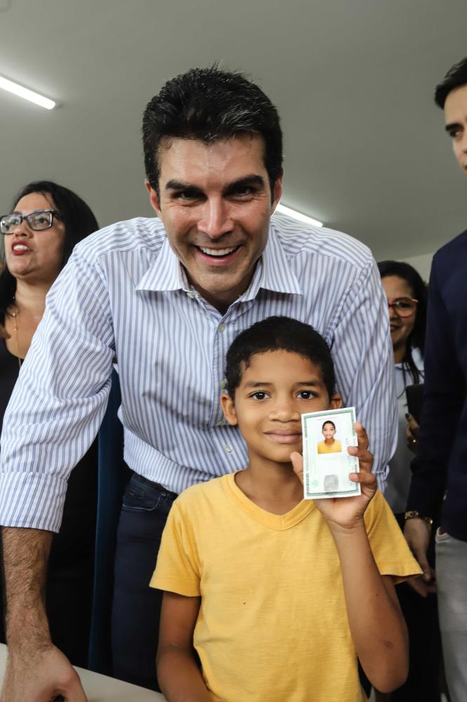 Seguindo agenda do programa "Governo por todo o Pará", o governador Helder Barbalho esteve, na manhã desta quarta-feira (3), em Parauapebas, distante cerca de 120 quilômetros de Marabá, atual sede administrativa do Estado. Ele participou da Ação de Cidadania promovida pelo ParáPaz, na Escola Municipal Nelson Mandela, no bairro Tropical, e visitou obras do Estado que estão em andamento no município, como a nova sede do ParáPaz e a Escola Estadual Irmã Dulce.

FOTO MARCO SANTOS / AGENCIA PARA
DATA 03.04.2019
PARAUAPEBAS - PARA <div class='credito_fotos'>Foto: Marco Santos / Ag. Pará   |   <a href='/midias/2019/originais/6b0cafe5-d0db-4819-ac72-b7b78534c891.jpg' download><i class='fa-solid fa-download'></i> Download</a></div>