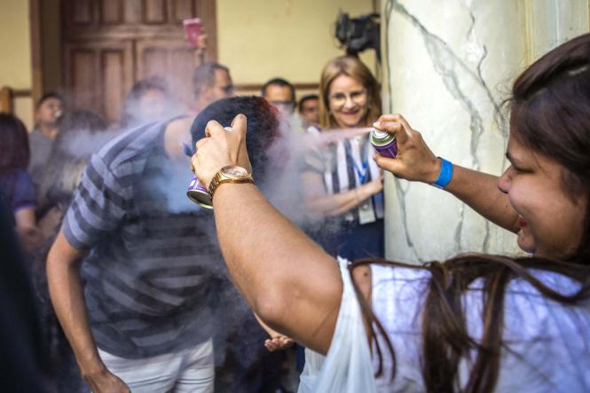 Em meio a batucadas, cores e brilhos, ficaram conhecidos os 3.650 aprovados no Processo Seletivo (Prosel) 2019 da Universidade do Estado do Pará (Uepa), na manhã desta sexta (25). No pátio da Reitoria, candidatos, pais, amigos e professores aguardavam ansiosos, junto às emissoras de rádio que fazem a leitura dos nomes.

FOTO: NAILANA THIELY / ASCOM UEPA
DATA: 25.01.2019
BELÉM - PARÁ <div class='credito_fotos'>Foto: Fernando Araújo/Ag. Pará   |   <a href='/midias/2019/originais/6b20ca49-66f3-4d76-94f3-c6f75474481a.jpg' download><i class='fa-solid fa-download'></i> Download</a></div>