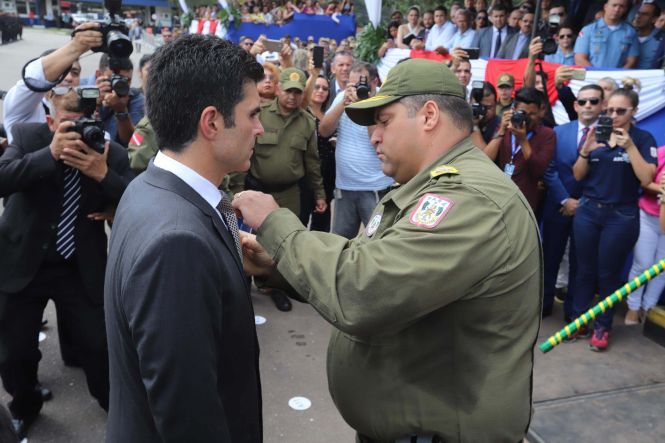 O patrono das Polícias Militares do Brasil, o alferes Joaquim José da Silva Xavier, o Tiradentes, foi homenageado na manhã desta segunda-feira (22), em Belém, em solenidade realizada na sede do Comando-Geral da Polícia Militar, localizado na Rodovia Augusto Montenegro. Presidindo a cerimônia, o governador do Estado, Helder Zaluth Barbalho, parabenizou os 569 policiais militares promovidos em 21 de Abril, e ressaltou os números alcançados nos três primeiros meses do ano, destacando como fator decisivo o esforço dos policiais militares e dos demais órgãos que integram o Sistema de Segurança Pública do Estado.

FOTO: MARCO SANTOS / AGÊNCIA PARÁ
DATA: 22.04.2019
BELÉM - PARÁ <div class='credito_fotos'>Foto: Marco Santos / Ag. Pará   |   <a href='/midias/2019/originais/6b47a17f-2211-4625-a44d-06b162f1447d.jpg' download><i class='fa-solid fa-download'></i> Download</a></div>