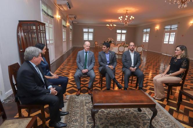 O governador Helder Barbalho recebeu, no início da tarde desta terça-feira (16), no Palácio do Governo, em Belém, junto com o vice-governador, Lúcio Vale, o embaixador da Irlanda, Sean Hoy, que participa, na capital paraense, do Fórum das Assessorias de Relações Internacionais das Universidades Brasileiras (Faubai), evento que começou no último dia 13 e prossegue até esta quarta-feira (17). Os secretários de Estado de Ciência e Tecnologia, Carlos Maneschy, e de Desenvolvimento Econômico, Iran Lima, também acompanharam o encontro, em que foram tratadas possíveis parcerias entre o Pará e a Irlanda, em diferentes áreas, com enfoque especial para a educação.

FOTO: MARCO SANTOS / AGÊNCIA PARÁ
DATA: 16.04.2019
BELÉM - PARÁ <div class='credito_fotos'>Foto: Marco Santos / Ag. Pará   |   <a href='/midias/2019/originais/6b575d1c-f89c-4308-ab9b-c885f61398ca.jpg' download><i class='fa-solid fa-download'></i> Download</a></div>