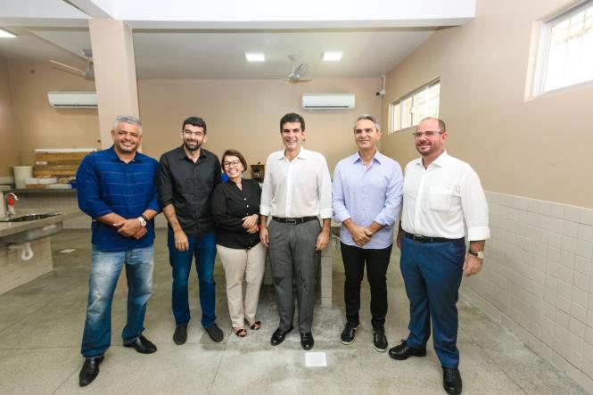 O Governo do Estado, por meio da Secretaria de Estado de Educação (Seduc), entregou mais uma escola totalmente reformada e ampliada para melhor comodidade de professores e alunos. Com mais de 1 mil alunos matriculados nos três turnos, a Escola Estadual de Ensino Fundamental e Médio Jarbas Passarinho, em Belém, iniciou o ano letivo com a entrega da obra de reforma e ampliação de todo o complexo da instituição. A reinauguração do espaço aconteceu na manhã de hoje, 21, com a presença do governador Helder Barbalho, do vice-governador Lúcio Vale, da secretária de educação, professora Leila Freire e de diversas autoridades.

FOTO: WAGNER SANTANA AGÊNCIA / PARÁ
DATA: 21.02.2019
BELÉM - PA <div class='credito_fotos'>Foto: Wagner Santana / Ag. Pará   |   <a href='/midias/2019/originais/6b644344-9daa-450f-a668-fb8d5c9f0ccd.jpg' download><i class='fa-solid fa-download'></i> Download</a></div>