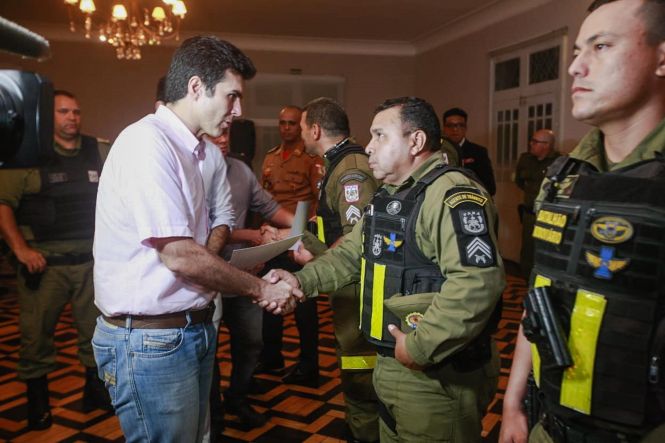 A ação de salvamento da pequena Maria Alice, de apenas 8 meses de vida, envolvendo seis policiais militares do Batalhão de Polícia Rodoviária Estadual (BPRV) foi condecorada com menção honrosa pelo governador Helder Barbalho. Em cerimônia de Ato de Concessão de Mérito por Atuação em Ocorrência realizada na noite desta sexta, 24, na sede do Palácio do Governo, o chefe do Executivo Estadual enalteceu a atuação dos PMs e os citou como exemplo e regra da instituição.

FOTO: RICARDO AMANAJÁS / AGÊNCIA PARÁ
DATA: 24.05.2019
BELÉM - PARÁ <div class='credito_fotos'>Foto: Ricardo Amanajás / Ag. Pará   |   <a href='/midias/2019/originais/6b7206e4-42ea-4629-8d82-5b47f6e96d1c.jpg' download><i class='fa-solid fa-download'></i> Download</a></div>