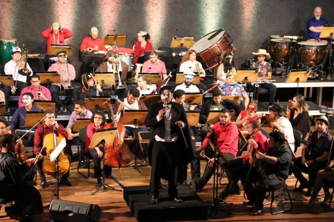 Mestre Miagui, Mulher Maravilha, o Pirata, o Marinheiro, a Morte e até os personagens da série A Casa de Papel fizeram parte do concerto da Orquestra Sinfônica do Theatro da Paz (OSTP), que aconteceu na noite desta sexta-feira (1º/03), no Liceu de Música de Bragança, no nordeste do Pará. A programação é parte integrante do projeto Preamar de Carnaval 2019, promovido pelo Governo do Estado do Pará, por meio da Secretaria de Estado de Cultura (Secult).

FOTO: ASCOM / SECULT
DATA: 04.03.2019
BRAGANÇA - PA <div class='credito_fotos'>Foto: ASCOM / SECULT   |   <a href='/midias/2019/originais/6b9ed208-55a7-4bb0-b5a5-5d237802f14e.jpg' download><i class='fa-solid fa-download'></i> Download</a></div>