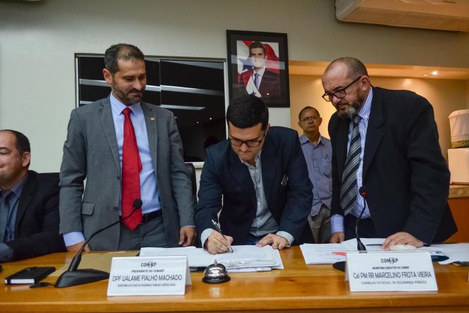 O Conselho Estadual de Segurança Pública (Consep) aprovou, nesta terça-feira (30), durante a 341ª reunião ordinária, a criação e composição de um Comitê Permanente de Segurança Pública do Marajó (CPSMarajó). O Grupo de trabalho terá a função de propor políticas públicas de proteção e defesa da exploração sexual de crianças e adolescentes, bem como sugerir estratégias para o combate à pirataria na região.

FOTO: ELIELSON MODESTO / ASCOM  SEGUP
DATA: 30.04.2019
BELÉM - PARÁ <div class='credito_fotos'>Foto: Elielson Modesto / Ascom Segup   |   <a href='/midias/2019/originais/6ba81169-6470-47eb-9af5-00d7a11e6c20.jpg' download><i class='fa-solid fa-download'></i> Download</a></div>