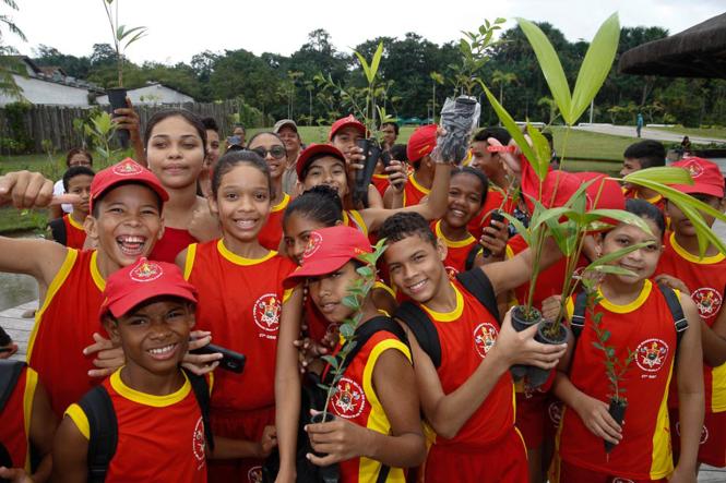 O Parque do Utinga recebeu na manhã desta segunda (25), a abertura da Semana da Festa Anual das Árvores, promovida pelo Instituto de Desenvolvimento Florestal e da Biodiversidade do Estado do Pará (Ideflor-Bio), com a presença de mais de 500 pessoas, entre parceiros e visitantes. Palestras, plantação de mudas e trilhas, sempre voltadas à educação e conscientização ambiental, fizeram parte da programação.  

FOTO: WAGNER SANTANA / AGÊNCIA PARÁ
DATA: 25.03.2019
BELÉM - PA <div class='credito_fotos'>Foto: Wagner Santana / Ag. Pará   |   <a href='/midias/2019/originais/6bb55813-ffc6-47f1-9bd2-7f9bf0ef924c.jpg' download><i class='fa-solid fa-download'></i> Download</a></div>