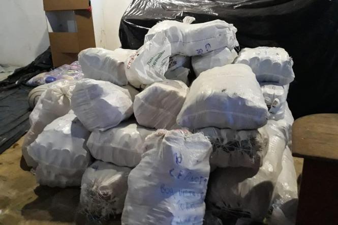 Uma carga com 22.380 peças de roupas foi apreendida pela fiscalização da Secretaria de Estado da Fazenda (Sefa), na terça-feira (16), na unidade de controle de mercadorias em trânsito do Gurupi, localizada no município de Cachoeira do Piriá, na divisa do Pará com o Maranhão.

FOTO: ASCOM / SEFA
DATA: 17.04.2019
GURUPI - PARÁ <div class='credito_fotos'>Foto: Ascom Sefa   |   <a href='/midias/2019/originais/6bd02ef7-e034-4f17-86e5-309cca6f9c0a.jpg' download><i class='fa-solid fa-download'></i> Download</a></div>