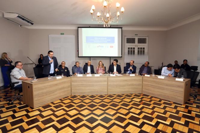 O Governo do Estado do Pará deu início, nesta terça-feira (15), à obra de requalificação da BR-316, que vai promover uma mudança radical naquela que é considerada como a principal via de entrada e saída da capital paraense. Inicialmente, os trabalhos – que se estenderão por um trecho de 10,8 quilômetros, do Entroncamento até Marituba, e envolverão também a implantação de pistas exclusivas para os ônibus, o chamado BRT Metropolitano – vão priorizar a remoção das interferências (como postes e redes mantidas pela concessionária de energia elétrica e empresas de telecomunições) localizadas próximas aos pontos escolhidos para a construção das 13 estações de passageiros e das onze passarelas de pedestres. Também será realizado o início da implantação dos terminais de integração de Ananindeua, Marituba e do Centro de Operações de todo o sistema, a ser erguido na avenida Augusto Montenegro, ao lado da sede do Comando Geral da Polícia Militar do Pará. 

FOTO: MARCO SANTOS/AGÊNCIA PARÁ
DATA: 16.01.2019
BELÉM - PARÁ <div class='credito_fotos'>Foto: Marco Santos / Ag. Pará   |   <a href='/midias/2019/originais/6bedf290-abea-41f1-833c-c8913160beb1.jpg' download><i class='fa-solid fa-download'></i> Download</a></div>