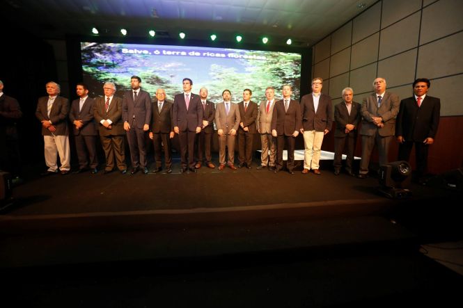 Homenageado com a medalha do Mérito Industrial Simão Miguel Bitar durante a abertura da 14ª edição da Feira da Indústria do Pará (Fipa), nesta quarta-feira (15), no Hangar - Centro de Convenções, o governador Helder Barbalho anunciou, à ocasião, ações que devem modificar o cenário econômico do Estado a longo prazo. 

FOTO: MARCELO SEABRA/ AG. PARÁ
DATA: 15.05.2019
BELÉM - PARÁ <div class='credito_fotos'>Foto: Marcelo Seabra / Ag. Pará   |   <a href='/midias/2019/originais/6c133156-63c9-42e5-b812-2ee70d663b16.jpg' download><i class='fa-solid fa-download'></i> Download</a></div>