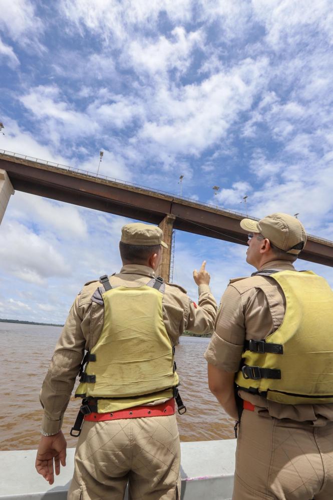 Acompanhado por secretários de Estado, deputados e técnicos da Secretaria de Estado de Trasportes (Detran), do Conselho Regional de Engenharia (Crea-PA) e do Corpo de Bombeiros, o governador Helder Barbalho vistoriou, na manhã deste sábado (26), a ponte Rio Moju, localizada no quilômetro 48 da Alça Viária. A estrutura, que é a segunda no sentido de quem vai de Moju para Belém, apresenta problemas de corrosão e de desgaste em pilares e estacas, além de uma dilatação um pouco maior do que o habitual entre dois blocos de concreto que compõem as pistas de rolamento. A situação tem preocupado moradores da área e usuários da ponte.

FOTO: MARCO SANTOS / AGÊNCIA PARÁ
BELÉM - PARÁ
DATA; 26.01.2019 <div class='credito_fotos'>Foto: Marco Santos / Ag. Pará   |   <a href='/midias/2019/originais/6c23f28b-857d-45e0-b393-025d4d129cdf.jpg' download><i class='fa-solid fa-download'></i> Download</a></div>