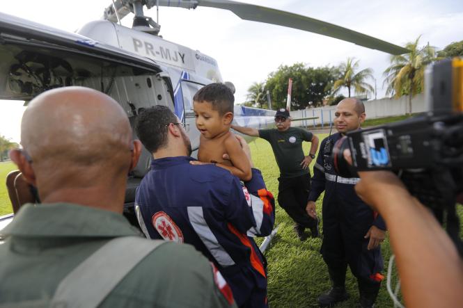 A agilidade do Grupamento Aéreo de Segurança Pública (Graesp) será determinante para a recuperação do menino Marielson Isaac dos Santos, de 4 anos, que sofreu, no fim da tarde de quarta-feira (20), um trauma na cabeça em um acidente doméstico, na Vila Gorete, no Rio Arapiuns, em Santarém, no oeste do Para. A mãe dele, Elizete Maria dos Santos, conta que o filho passou a noite toda com fortes dores na cabeça. A preocupação era grande porque não há transporte fluvial diariamente na comunidade onde moram.

FOTO: JADER PAES / AGÊNCIA PARÁ
DATA: 21.03.2019
SANTARÉM - PARÁ <div class='credito_fotos'>Foto: JADER PAES / AGÊNCIA PA   |   <a href='/midias/2019/originais/6c4ea732-1a79-4174-b080-9ac1ed4608f9.jpg' download><i class='fa-solid fa-download'></i> Download</a></div>