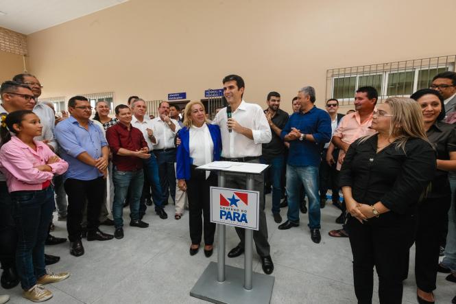 O Governo do Estado, por meio da Secretaria de Estado de Educação (Seduc), entregou mais uma escola totalmente reformada e ampliada para melhor comodidade de professores e alunos. Com mais de 1 mil alunos matriculados nos três turnos, a Escola Estadual de Ensino Fundamental e Médio Jarbas Passarinho, em Belém, iniciou o ano letivo com a entrega da obra de reforma e ampliação de todo o complexo da instituição. A reinauguração do espaço aconteceu na manhã de hoje, 21, com a presença do governador Helder Barbalho, do vice-governador Lúcio Vale, da secretária de educação, professora Leila Freire e de diversas autoridades.

FOTO: WAGNER SANTANA AGÊNCIA / PARÁ
DATA: 21.02.2019
BELÉM - PA <div class='credito_fotos'>Foto: Wagner Santana / Ag. Pará   |   <a href='/midias/2019/originais/6c5c67cf-3e63-4734-98d8-d33f9739f927.jpg' download><i class='fa-solid fa-download'></i> Download</a></div>
