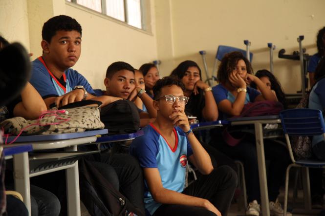 Para debater a questão da depressão, desde os sinais até como lidar com ela, a Coordenadoria de Enfrentamento ao Tráfico de Pessoas e Trabalho Escravo (CTEPTP/PA), vinculada à Secretaria de Estado de Justiça e Direitos Humanos (Sejudh), realizou palestra sobre a doença para alunos do 9º ano do Ensino Fundamental da Escola “Barão de Igarapé Miri”, no bairro do Guamá, nesta quarta-feira (9).

FOTO: WAGNER ALMEIDA/SEJUDH
DATA: 10.01.2019
BELÉM - PARÁ <div class='credito_fotos'>Foto: Wagner Almeida/ Ascom Sejudh   |   <a href='/midias/2019/originais/6c66635f-e0d4-4365-863c-7ea98edfe839.jpg' download><i class='fa-solid fa-download'></i> Download</a></div>