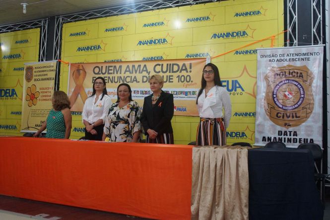 A Polícia Civil do Pará promoveu, na manhã desta sexta-feira (17), por meio da Diretoria de Atendimento a Grupos Vulneráveis (DAV), uma roda de conversa alusiva ao Dia Nacional de Combate ao Abuso e Exploração Sexual de Crianças e Adolescentes. Durante a programação, foram debatidas ações voltadas à prevenção e ao combate ao abuso e exploração sexual de crianças e adolescentes, no auditório da Secretaria Municipal de Educação (Semed) de Ananindeua, na Região Metropolitana de Belém, órgão parceiro do evento.

FOTO: ASCO / POLÍCIA CIVIL
DATA: 17.05.2019
BELÉM - PARÁ <div class='credito_fotos'>Foto: Ascom / Policia Civil   |   <a href='/midias/2019/originais/6c8eafb5-59cf-471c-8e40-2243dc317b52.jpg' download><i class='fa-solid fa-download'></i> Download</a></div>