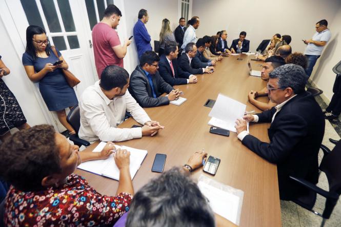 O secretário de Estado de Meio Ambiente e Sustentabilidade, Mauro Ó de Almeida, esteve na manhã desta sexta-feira (12) no aterro sanitário de Marituba (Região Metropolitana de Belém), para reforçar o apoio do Governo do Estado na busca por soluções para a destinação de resíduos sólidos no local, que teve seu fechamento anunciado para o fim do mês de maio.

FOTO: MARCELO SEABRA / AGÊNCIA PARÁ
DATA: 12.04.2019
MARITUBA - PA <div class='credito_fotos'>Foto: Marcelo Seabra / Ag. Pará   |   <a href='/midias/2019/originais/6ca05840-7b53-467b-91a2-6f782de403e1.jpg' download><i class='fa-solid fa-download'></i> Download</a></div>