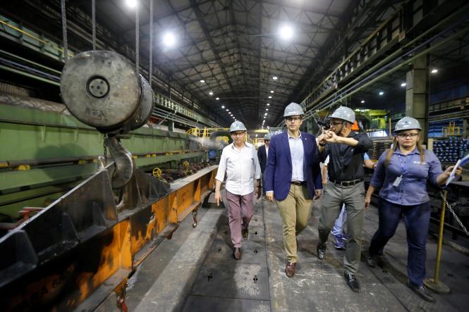 A revitalização do Distrito Industrial de Marabá e o apoio às empresas locais e às que desejam se instalar na região foi a tônica do discurso do governador Helder Barbalho em visita realizada às instalações da empresa Sinobras, na noite da quinta-feira (4), em Marabá. Aproveitando um intervalo entre as reuniões com dirigentes locais, ele fez uma pausa para a visita e ouviu empresários da Associação Comercial de Marabá.

FOTO: MARCELO SEABRA / AGENCIA PARA
DATA: 05.04.2019
MARABA - PARA <div class='credito_fotos'>Foto: Marcelo Seabra / Ag. Pará   |   <a href='/midias/2019/originais/6ca2bd77-a3e9-44e5-bbd3-0e175b17be72.jpg' download><i class='fa-solid fa-download'></i> Download</a></div>