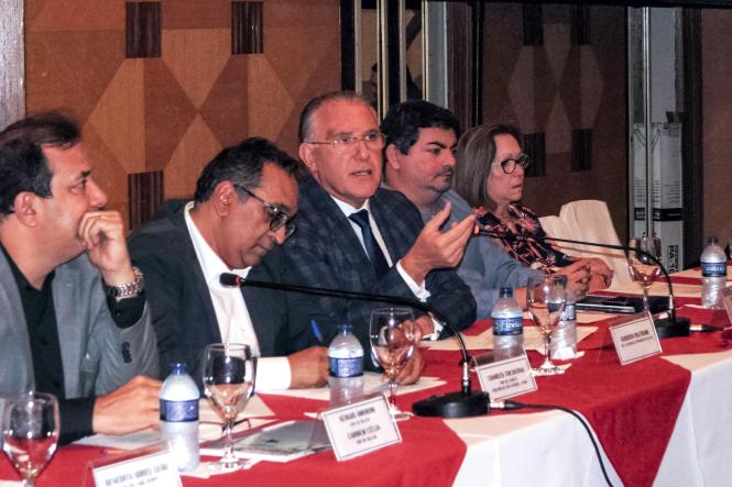 Os gestores municipais de Saúde do Pará terão maior apoio da Secretaria de Estado de Saúde Pública (Sespa) e da Assembleia Legislativa do Pará (Alepa), foi o que afirmaram o secretário de Estado de Saúde, Alberto Beltrame e o presidente da Alepa, deputado estadual Dr. Daniel, nesta terça-feira durante a primeira reunião da Comissão Intergestores Bipartite (CIB), realizada no Salão Carajás do Hotel Princesa Louçã.

FOTO: ASCOM / SESPA
DATA: 20.02.2019
BELÉM - PA <div class='credito_fotos'>Foto: ASCOM / SESPA   |   <a href='/midias/2019/originais/6cb79942-56d7-435a-ba13-e320faf5627b.jpg' download><i class='fa-solid fa-download'></i> Download</a></div>