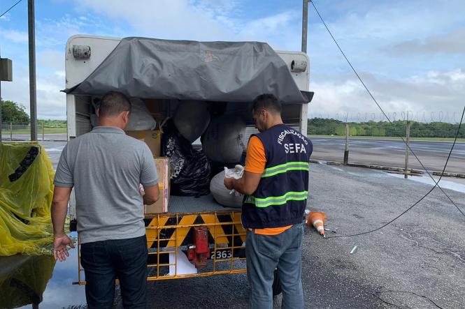Seis mil peças de roupas, sem documentação fiscal, foram apreendeidas no terminal de passageiros do Aeroporto Val de Cães, em Belém. A apreensão, realizada pela a Secretaria de Estado da Fazenda (Sefa), encontrou 59 fardos de mercadorias com valor estimado em R$ 90 mil reais.

FOTO: ASCOM / SEFA
DATA: 13.03.2019
BELÉM - PARÁ <div class='credito_fotos'>Foto: ASCOM / SEFA   |   <a href='/midias/2019/originais/6ceaae25-e3cc-4da2-8199-c943c24aabf0.jpg' download><i class='fa-solid fa-download'></i> Download</a></div>