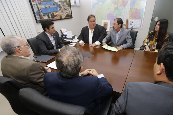 O governador Helder Barbalho recebeu na noite desta segunda-feira (8), no Palácio do Governo, em Belém, a visita de membros do Conselho da Comunidade Luso-Brasileira do Pará, que representa sete associações envolvidas com as questões desse segmento no Estado, entre as quais a Tuna Luso Brasileira, Grêmio Literário Português e Beneficência Portuguesa, todas entidades centenárias.

FOTO: MARCELO SEABRA / AGÊNCIA PARÁ
DATA: 08.04.2019
BELÉM - PA <div class='credito_fotos'>Foto: Marcelo Seabra / Ag. Pará   |   <a href='/midias/2019/originais/6d0ab5a5-c915-4343-a70a-9acf497ca5f7.jpg' download><i class='fa-solid fa-download'></i> Download</a></div>